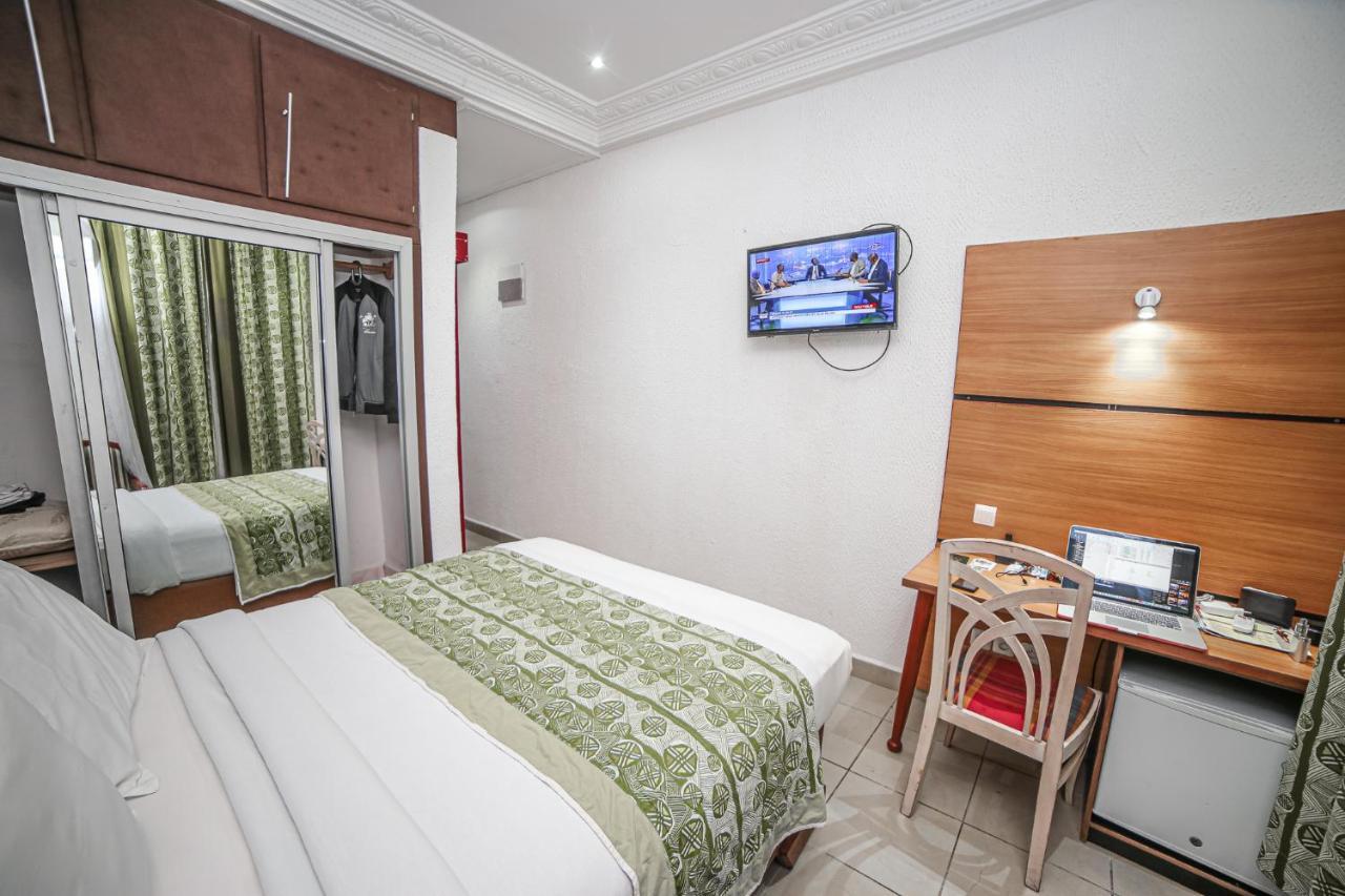 Fini Hotel Bobende Limbe Exterior foto