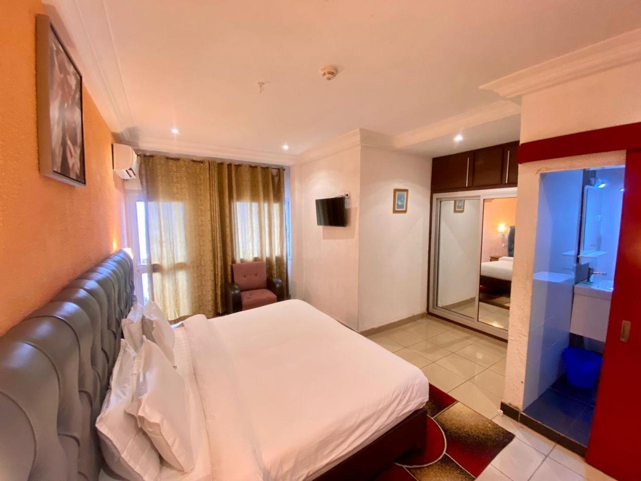 Fini Hotel Bobende Limbe Exterior foto