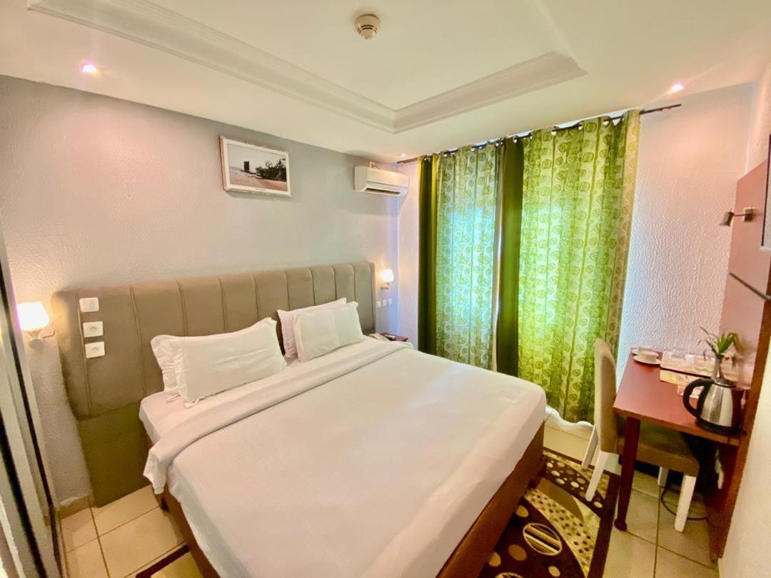 Fini Hotel Bobende Limbe Exterior foto