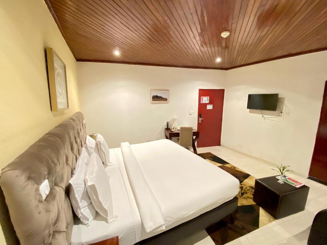 Fini Hotel Bobende Limbe Exterior foto